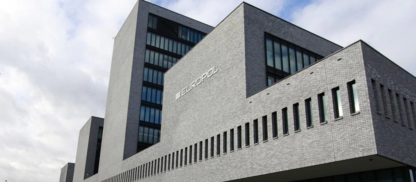 Στα χέρια της Europol 10 χάκερς - Κατηγορούνται για κλοπή 100 εκατ. δολάρια από διάσημους